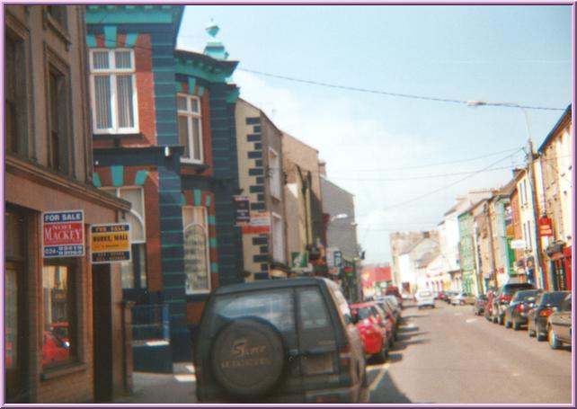 Scorcio della strada principale che attraversa il centro della cittadina di Youghal.  Dieci minuti prima pioveva come un matto!!!