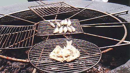 Altra curiosit molto interessante dal punto di vista culinario  il vero POLLO ALLA DIAVOLA. Una grande griglia  posizionata al centro del ristorante su un pozzo da cui fuoriesce calore naturale sufficiente a preparare prelibatezze gastronomiche. Ecco la vera energia geotermica.