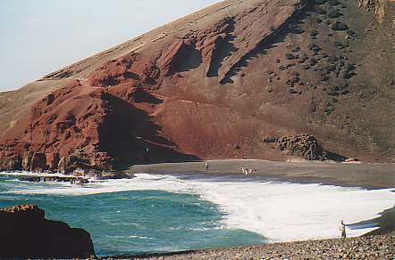 Il Golfo. Un vecchio cratere per met sprofondato in mare. E' un posto dove la natura si  sbizzarrita con il suo arcobaleno. Azzurro il mare, rossa e gialla la roccia vulcanica, verde il lago costiero, bianca la sabbia della spiaggia. Se poi ci si va al tramonto...