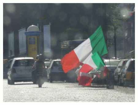 Perch comincio con le bandiere dell'Italia? Per un caso fortuito, naturalmente, la partenza del traghetto da Napoli per Palermo coincideva con la partita Italia-Australia (1-0 su rigore di Totti all'ultimo minuto). In foto Napoli; la strada che porta all'imbarco imbandierata come non ho mai visto.